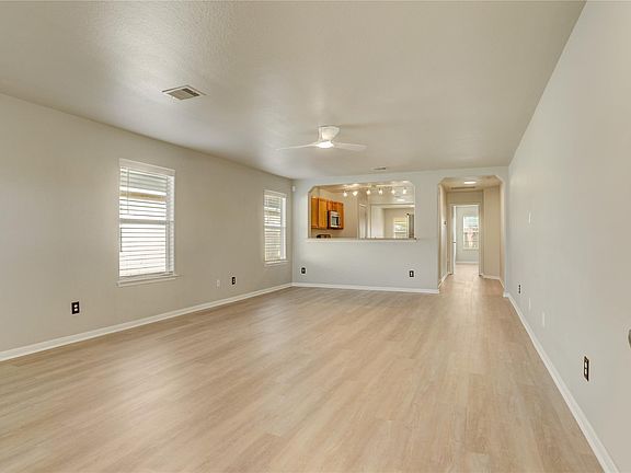 3rd image of 822 Crabapple Way