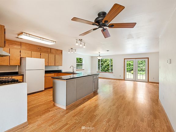 Dining area off kitchen