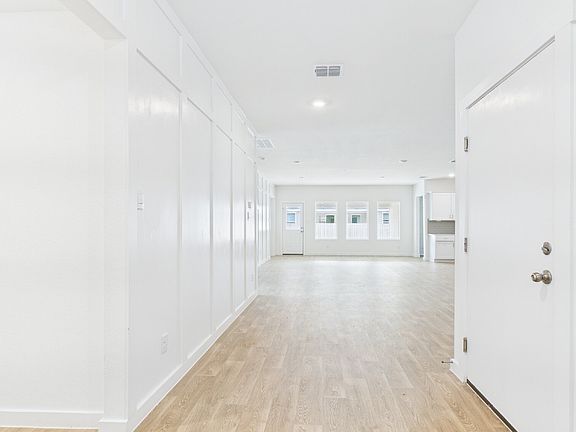 3rd image of 724 Grace Ln