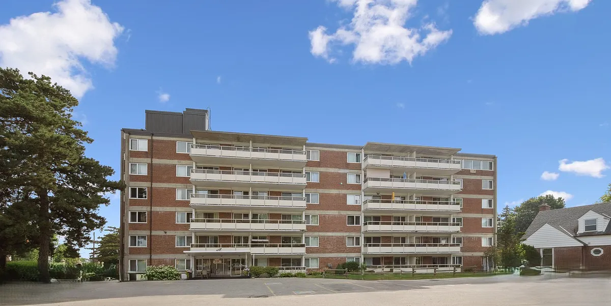 Surrey Place Apartments — Photo 2