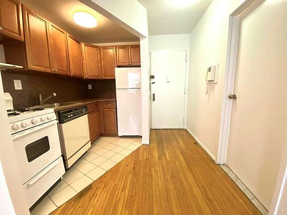 4th image of 121 E 12th St APT La