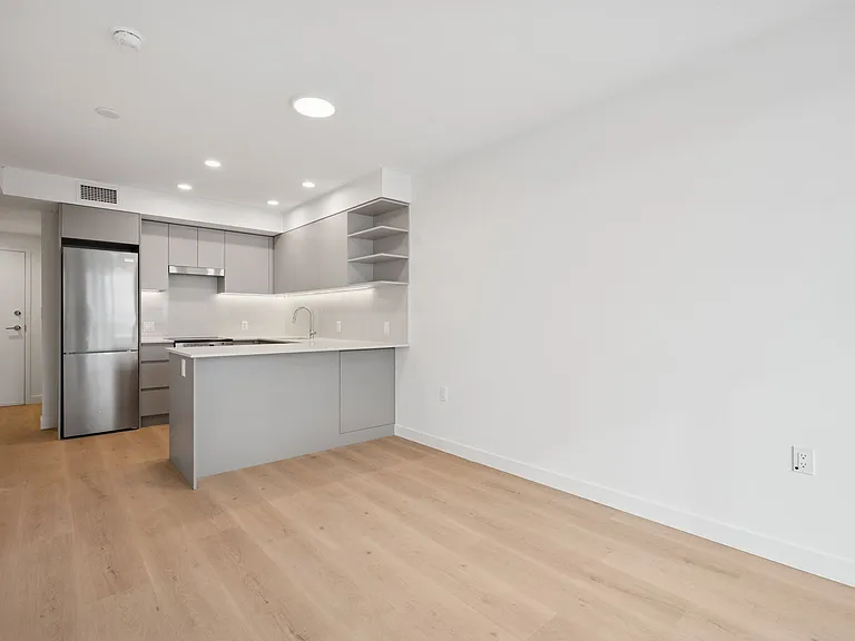 5670 Cambie St — Photo 73