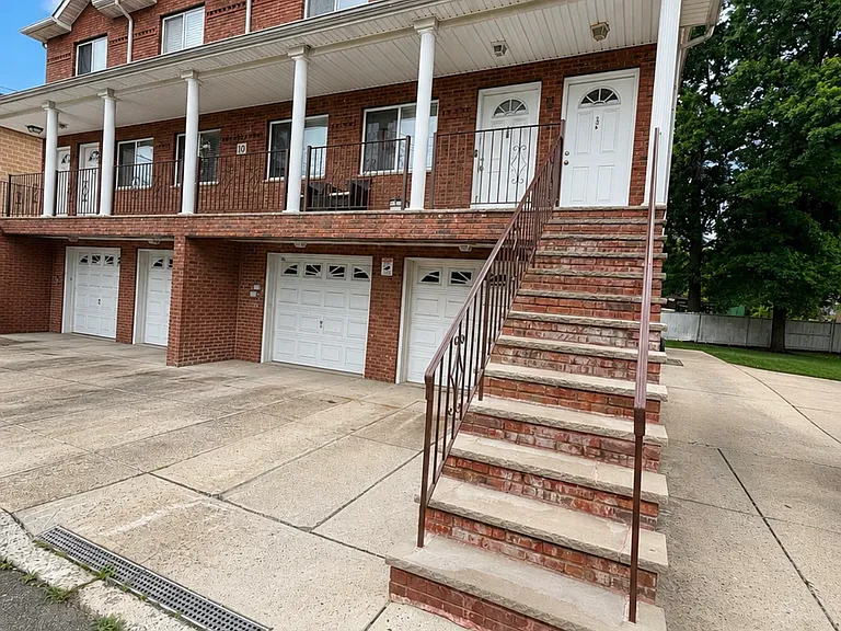 3B Rockwell Ave #3B — Photo 1