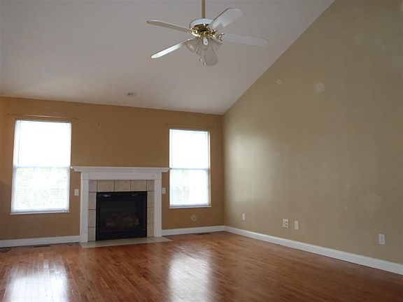 3rd image of 483 Sunset Dr