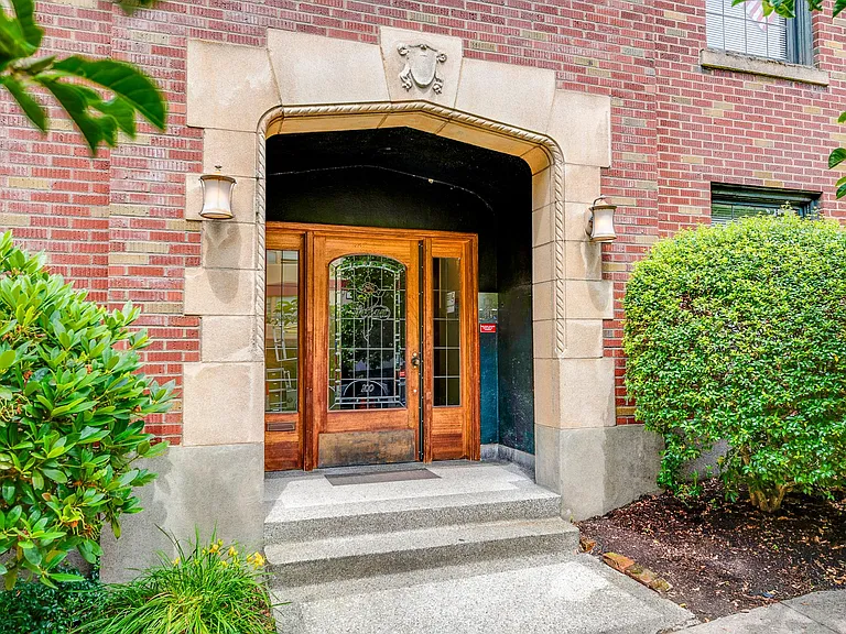 100 W Olympic Pl — Photo 4