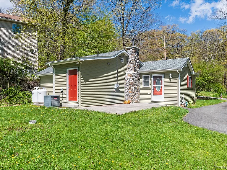 797 Forest Glen Rd — Photo 3