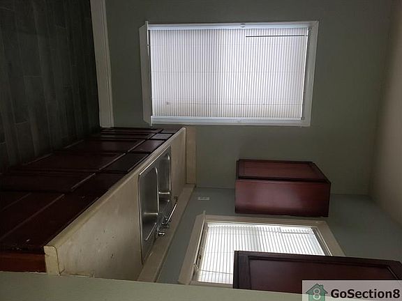 5th image of 407 Jackson St