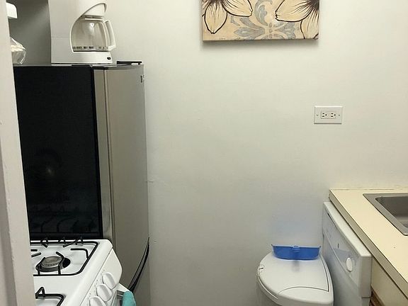 3rd image of 210 E 47th St APT 5A