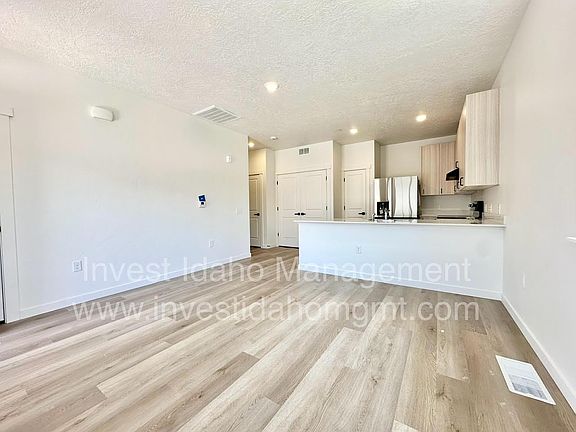 3rd image of 1214 Southside Blvd #5ef4fc038