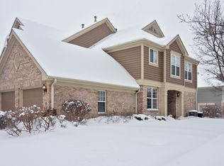 15 Gloucester Ct #404, Lincolnshire, IL