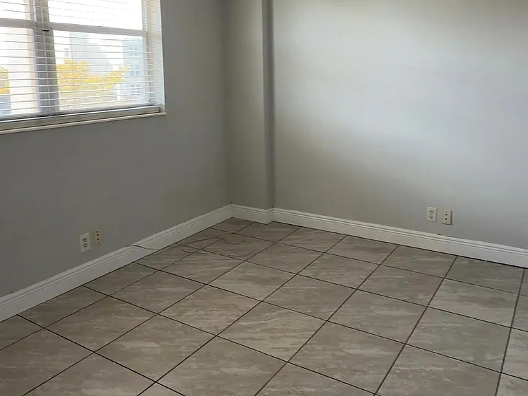 1731 SE 15th St #503 — Photo 7