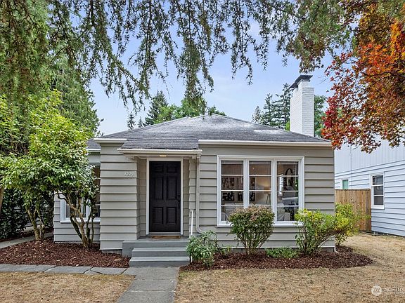 Welcome home to this charming Maple Leaf home with fresh exterior paint.>