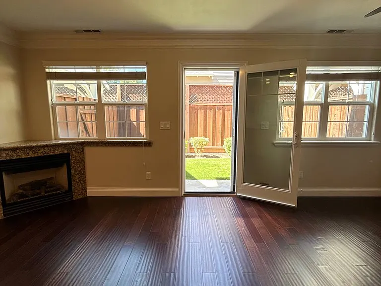 738 Peters Ave — Photo 8