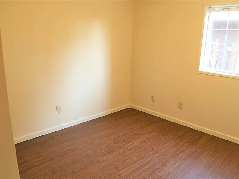 3358 SE Charlotte Pl — Photo 5