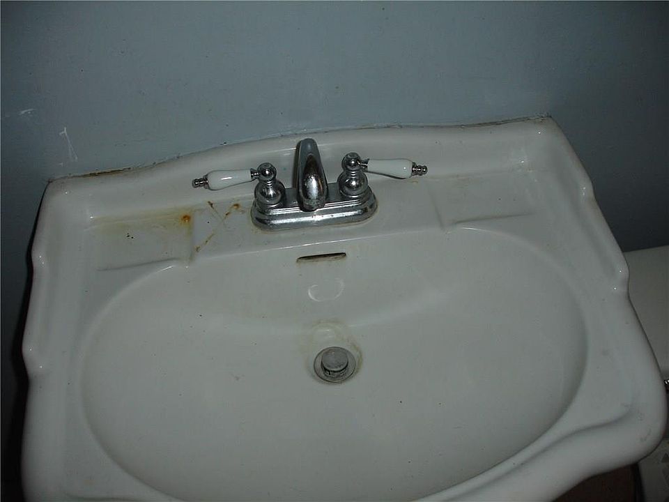 2nd image of 625 W 42nd St