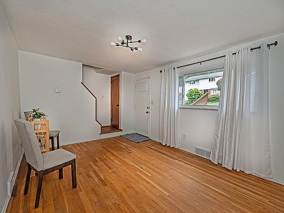 4th image of 134 Queenston Dr