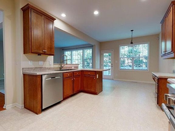 3rd image of 1814 Carnation Dr