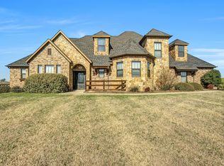 6401 Meadowlands Dr, Krum, TX 76249