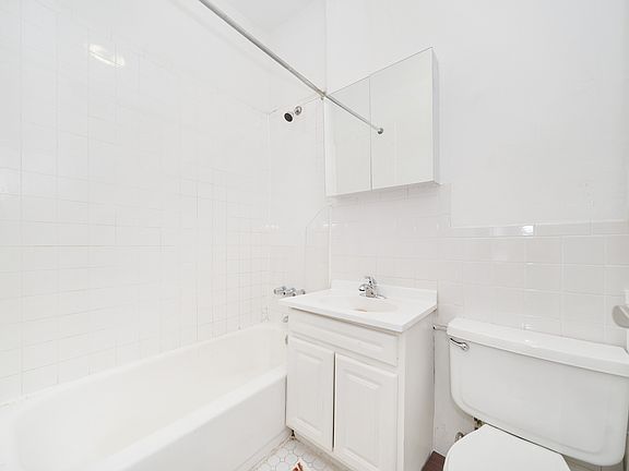 4th image of 331 W 43rd St APT 2B