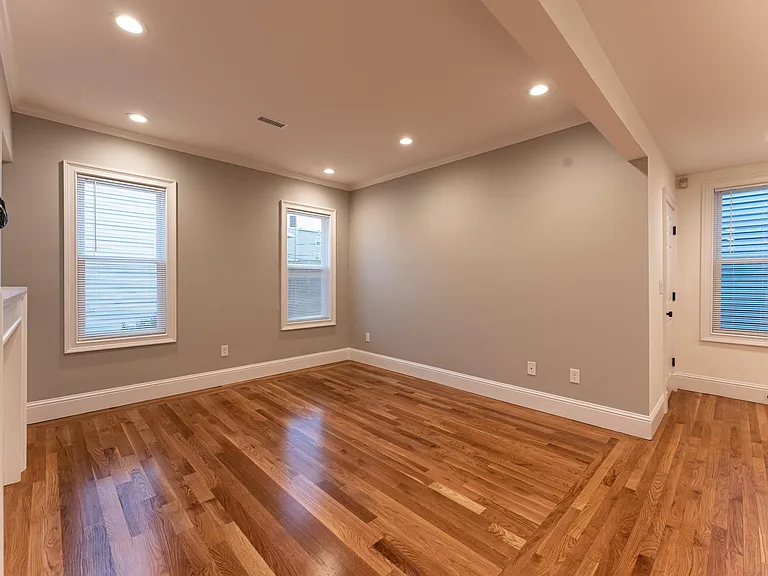 305 W 3rd St #2 — Photo 7