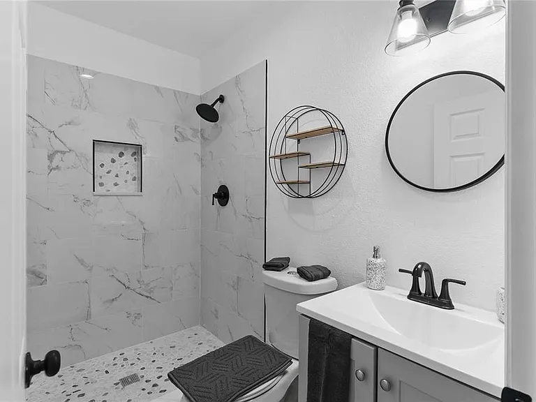 412 E Harwood St #3 — Photo 5