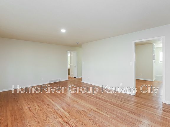 4th image of 1527 N 64th Dr