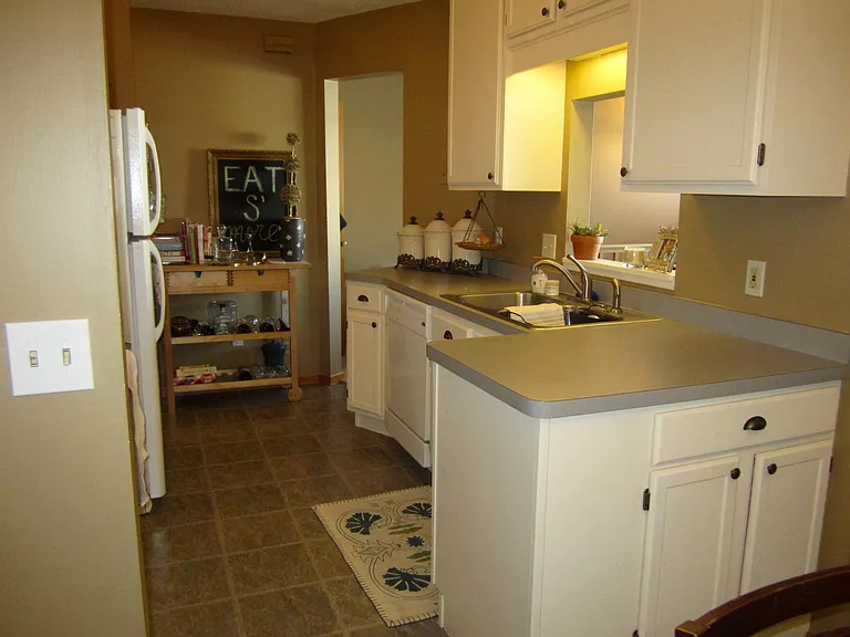 Walk-thru kitchen also has access to downstair