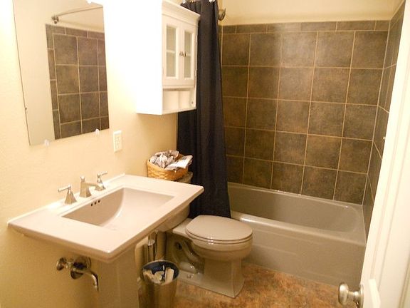 Upstairs Main Bathroom