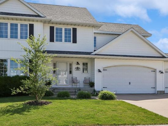 105 17th Avenue Ct, Hiawatha, IA 52233