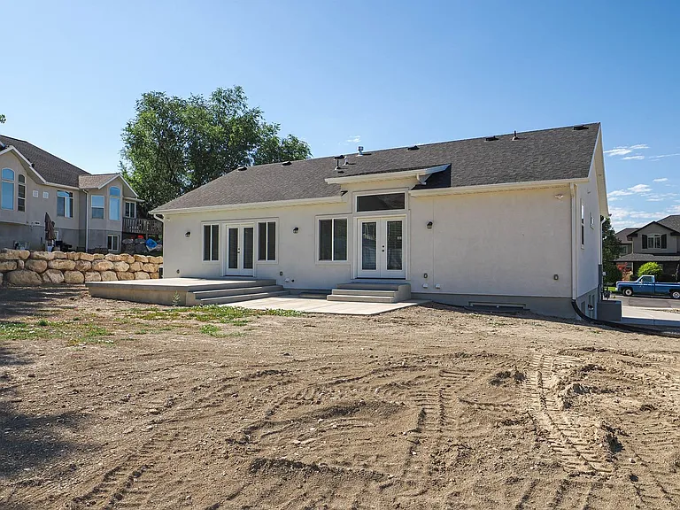 251 E 1280 N — Photo 43