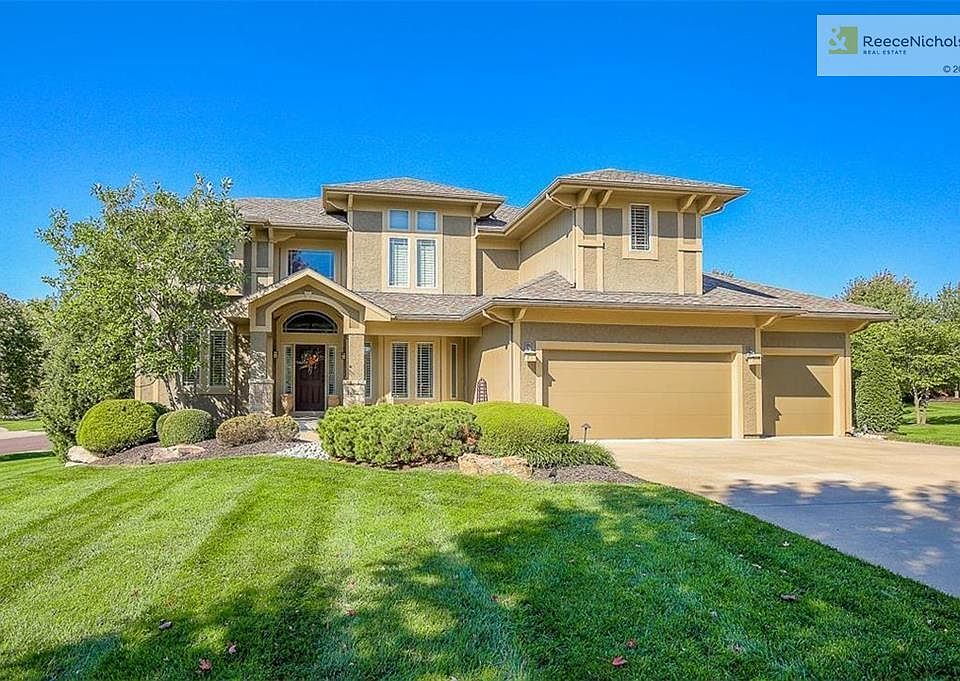 Meticulously maintained 2 Sty home on HUGE corner lot.