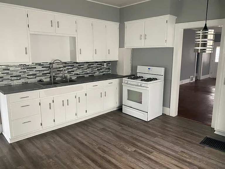 200 W 10th St — Photo 1