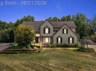 37235 Aspen Dr, Farmington Hills, MI 48335