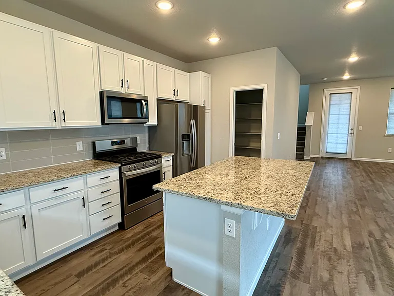 Kitchen & pantry