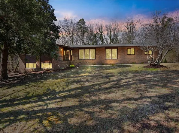 102 Bramble Dr, Jamestown, NC 27282