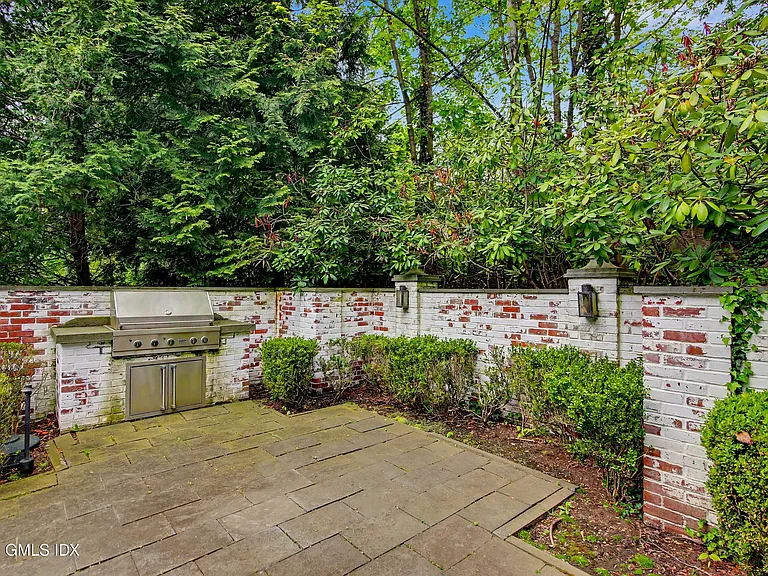 183 E Putnam Ave #CARRIAGE HOUSE — Photo 18