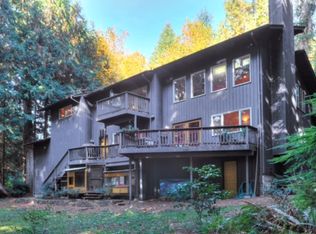 9565 NE Daniel Ct, Bainbridge Island, WA 98110