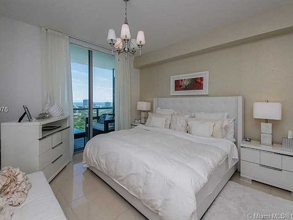 Live this amazing Turn Key unit in the heart of Brickell!