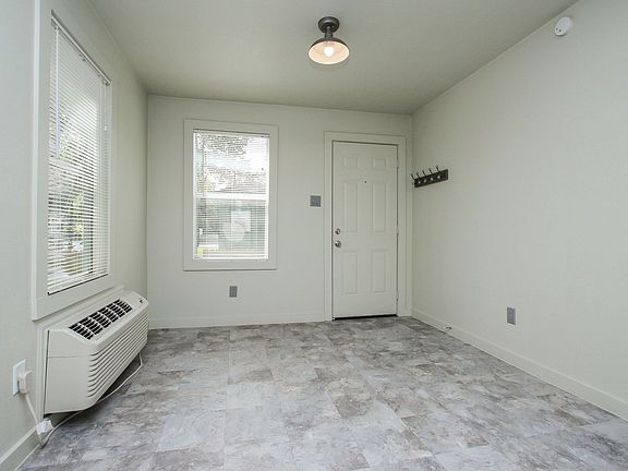 3rd image of 505 1/2 E 32nd St #505-1/2-2