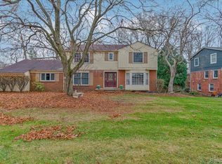 31630 Robinhood Dr, Beverly Hills, MI 48025