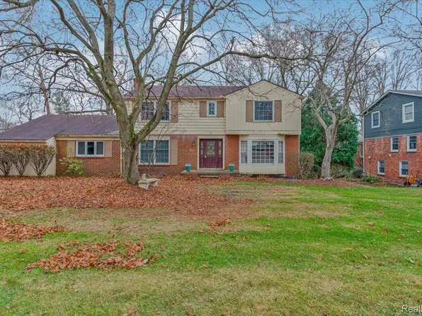 31630 Robinhood Dr, Beverly Hills, MI 48025