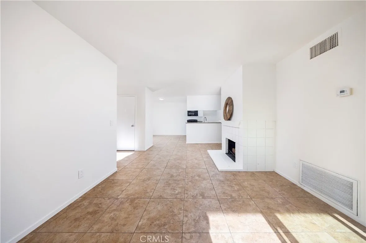 2 bed, 807 sqft, $2,000 — Photo 2