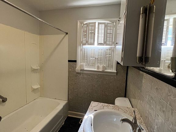 5th image of 710 Oakwood Dr