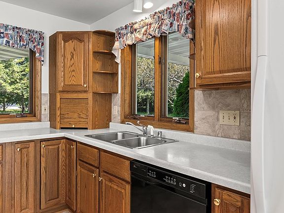 4th image of 4740 Bluff Dr