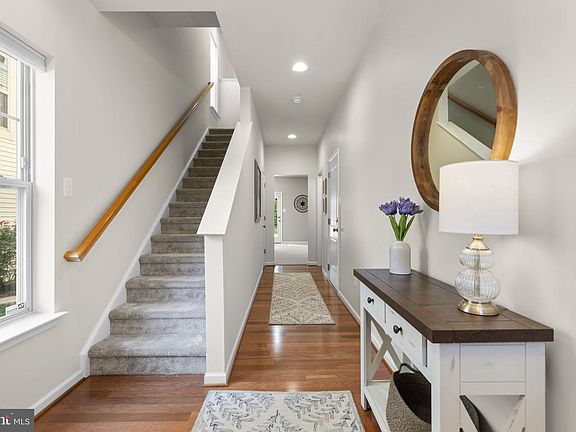 4th image of 7110 Yamhill Way