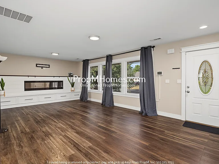 503 NE Birchwood Ter — Photo 2