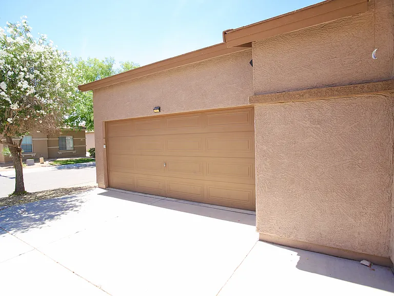 512 E Rainbow Dr — Photo 2