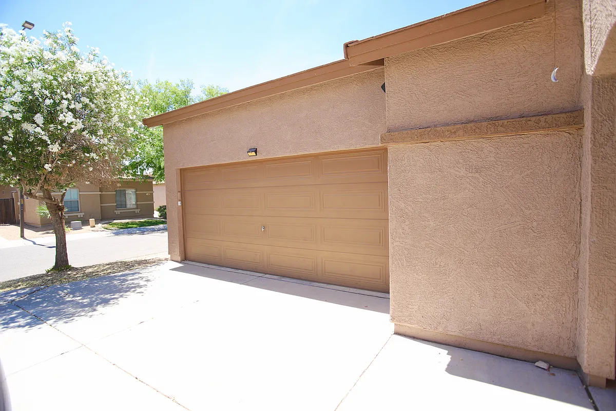 Building Photo - 512 E Rainbow Dr