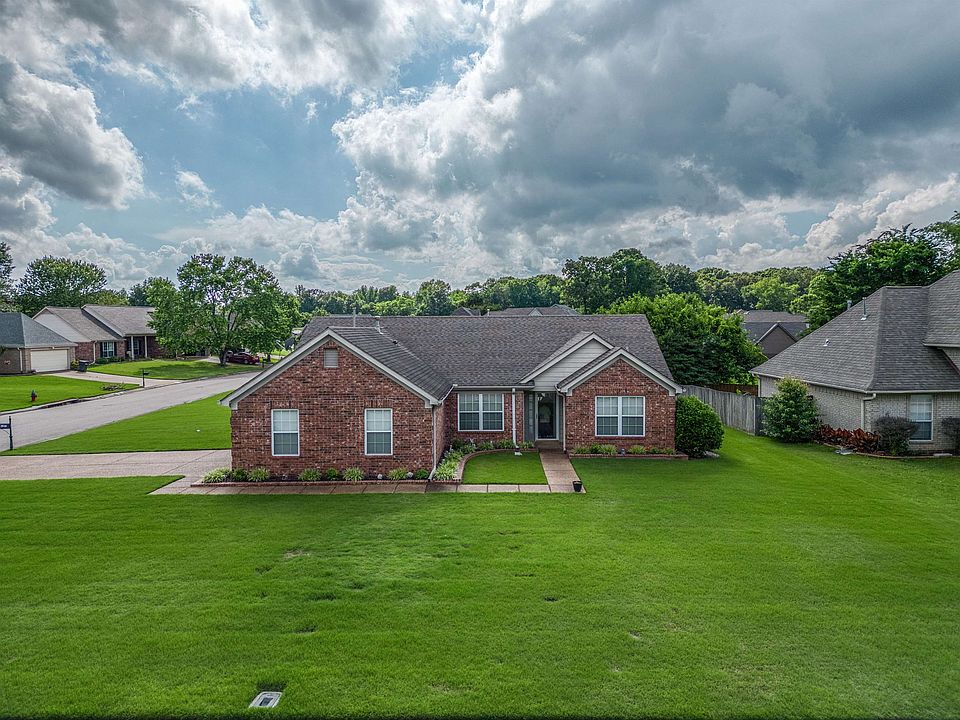1st image of 105 Rolling Oaks Dr