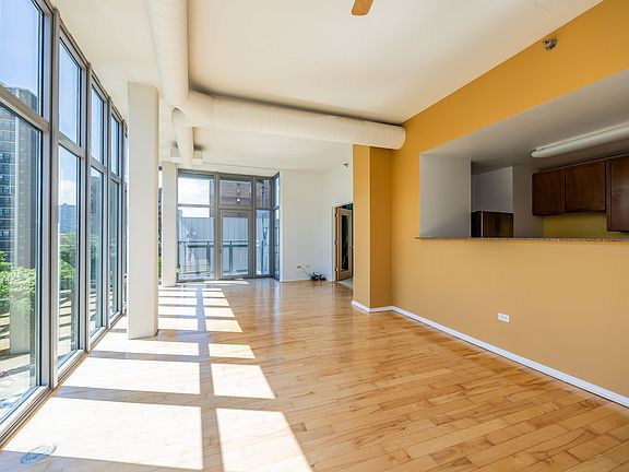 4th image of 1000 W Leland Ave APT 6C